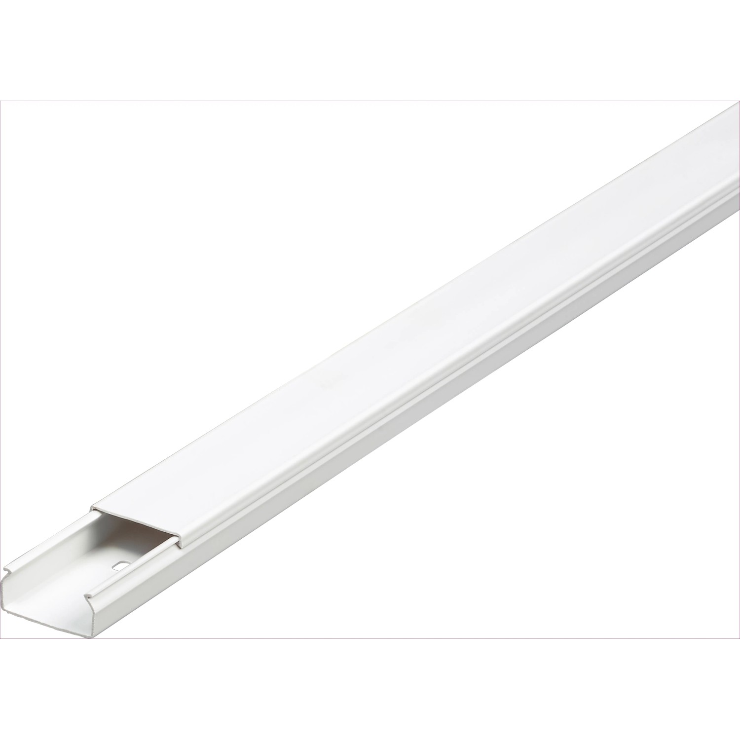 Weißer Kabelkanal, 30x15 mm, 2 m Länge, zur Kabelverlegung.