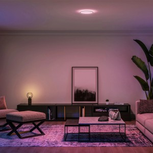 Philips Hue Tento LED-Panel in Weiß, farbig beleuchtet im Wohnraum.
