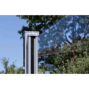 Groja Sichtschutzzaun Ambiente aus Klarglas, Detailansicht Pfosten und Glaselement. Moderner Gartenzaun.