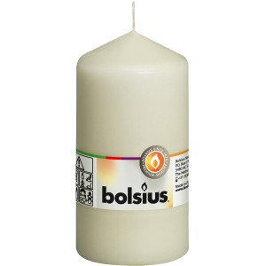 Elfenbeinfarbene Stumpenkerze (130/68) von Bolsius, eine klassische Kerze für den Innenbereich.
