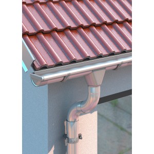 Fallrohrbogen NW 60/40° aus Aluminium, naturfarben, montiert an einer Dachrinne.