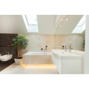 Modernes Badezimmer mit LED-Einbauspots, Badewanne und Waschtisch. Näve Miro Einbauspot sorgt für warmes Licht.