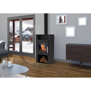 Schwarzer Wamsler Cube Kaminofen (6 kW) mit Holzscheiten im Wohnraum.