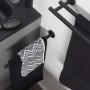 Tiger Teleskop-Handtuchhalter Boston, Edelstahl schwarz, mit Handtüchern im Badezimmer.