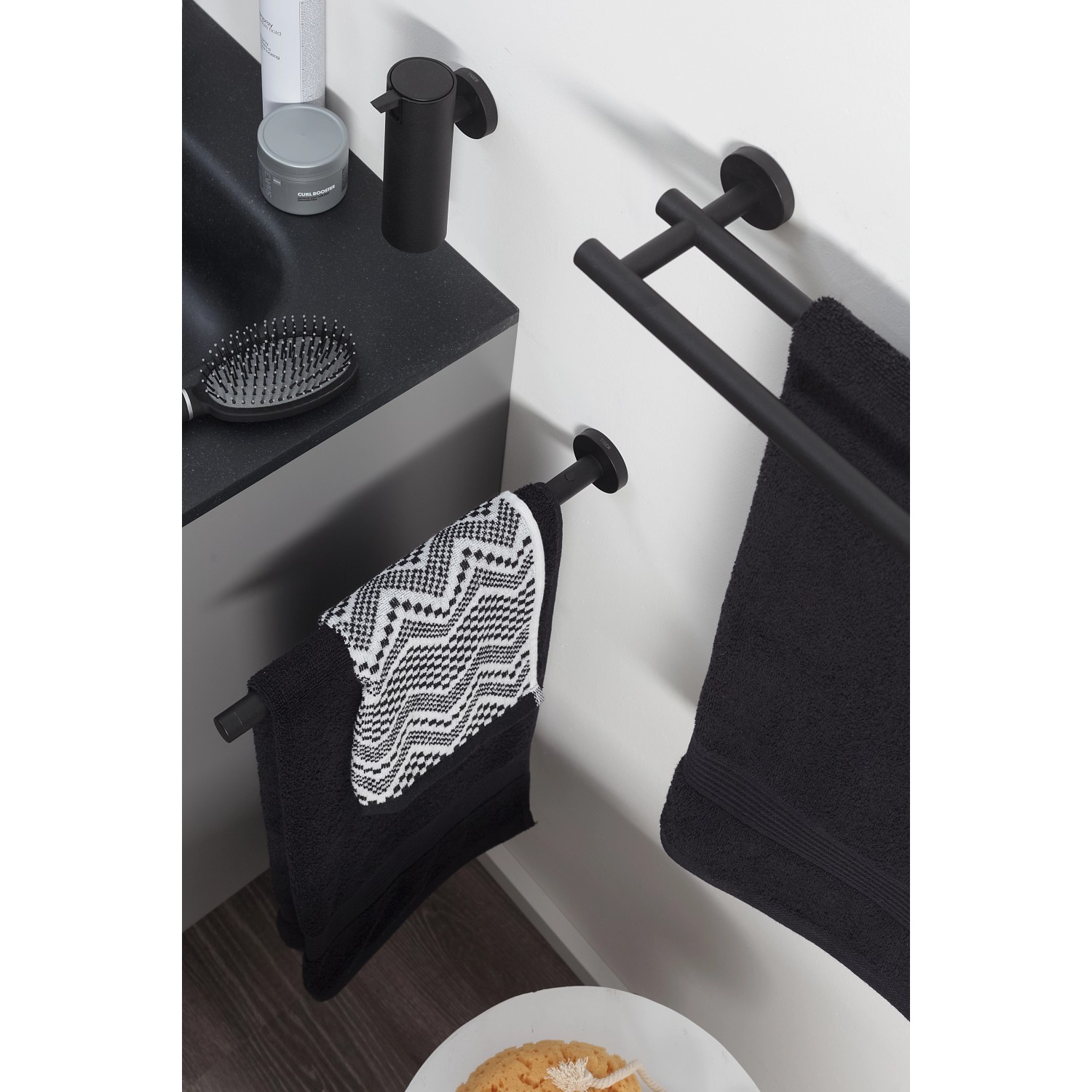 Tiger Teleskop-Handtuchhalter Boston, Edelstahl schwarz, mit Handtüchern im Badezimmer.
