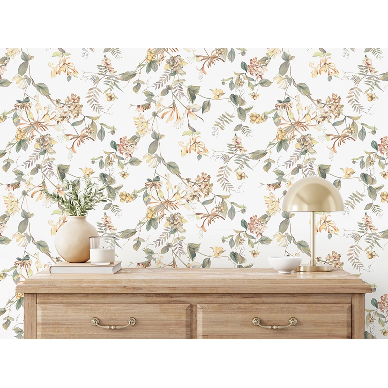 Marburg Vliestapete Floral Natur Weiß-Beige an Wand hinter Kommode mit Deko.