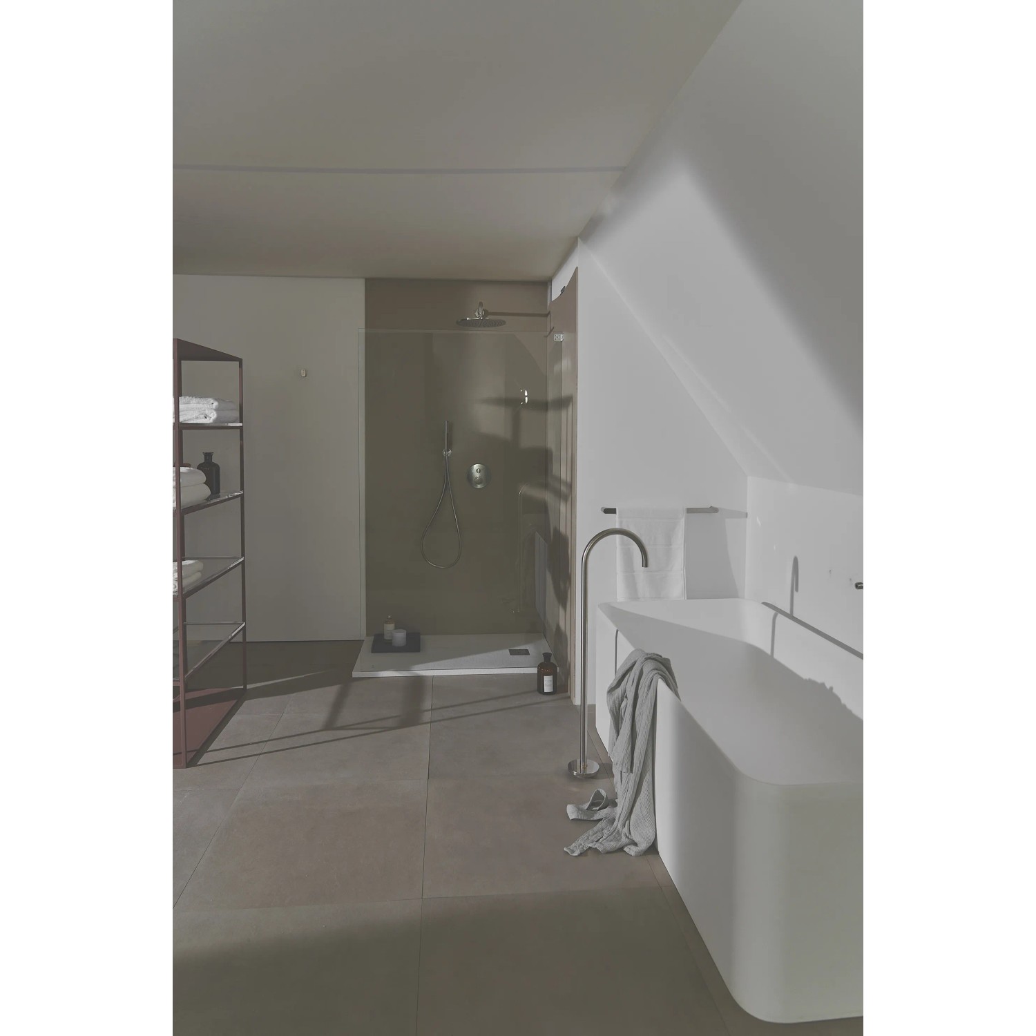 Badezimmer mit Ideal Standard Handbrause Idealrain Atelier Chrom in Dusche. Handbrause mit Wassersparfunktion.