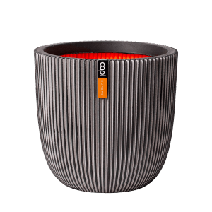 Anthrazitfarbener Capi Europe Blumentopf Kugel Groove, Ø 54 cm, mit vertikalen Rillen.