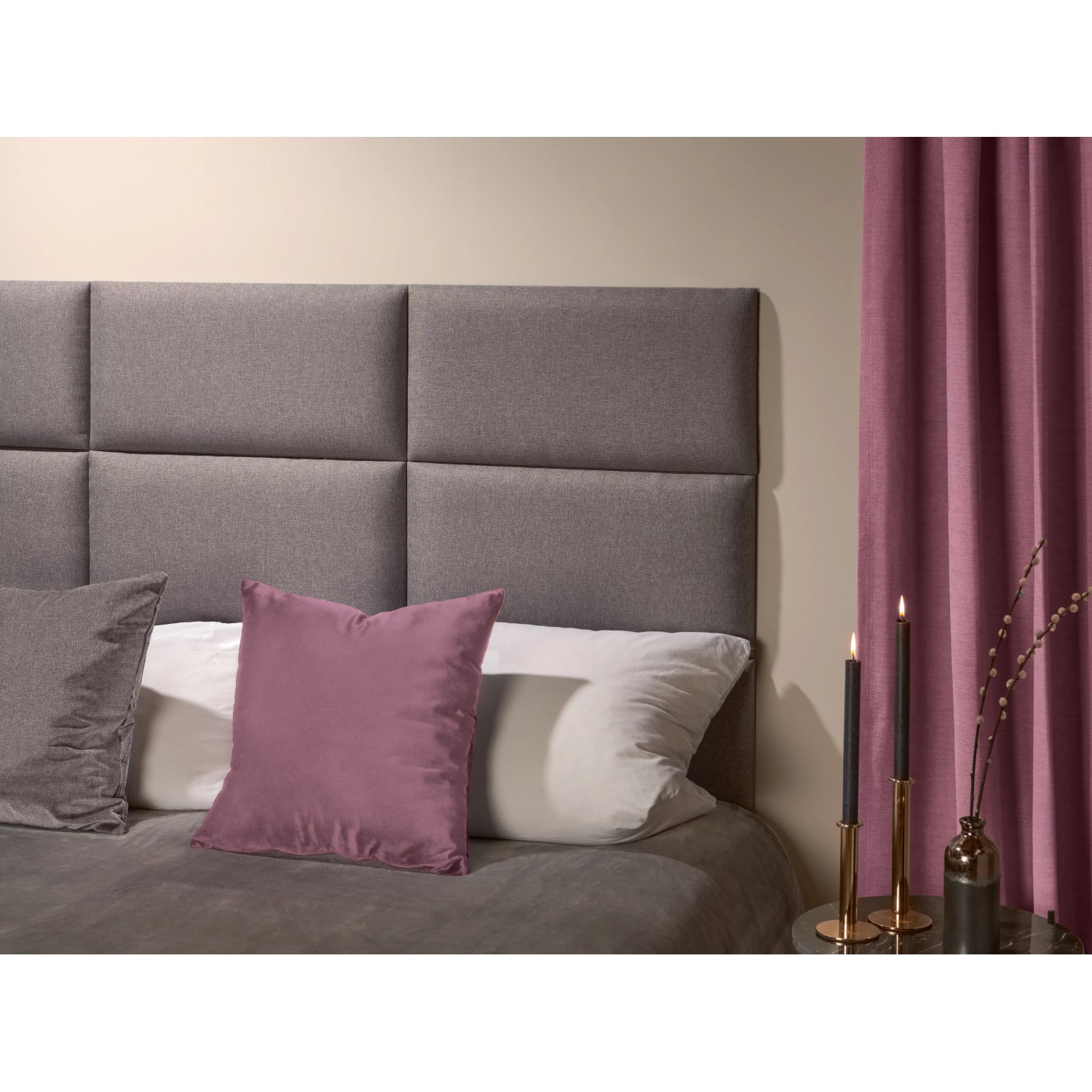 OBI Vorhang Berry 2er-Set (135x250cm) am Fenster, passend zur Wandpaneele im Schlafzimmer.