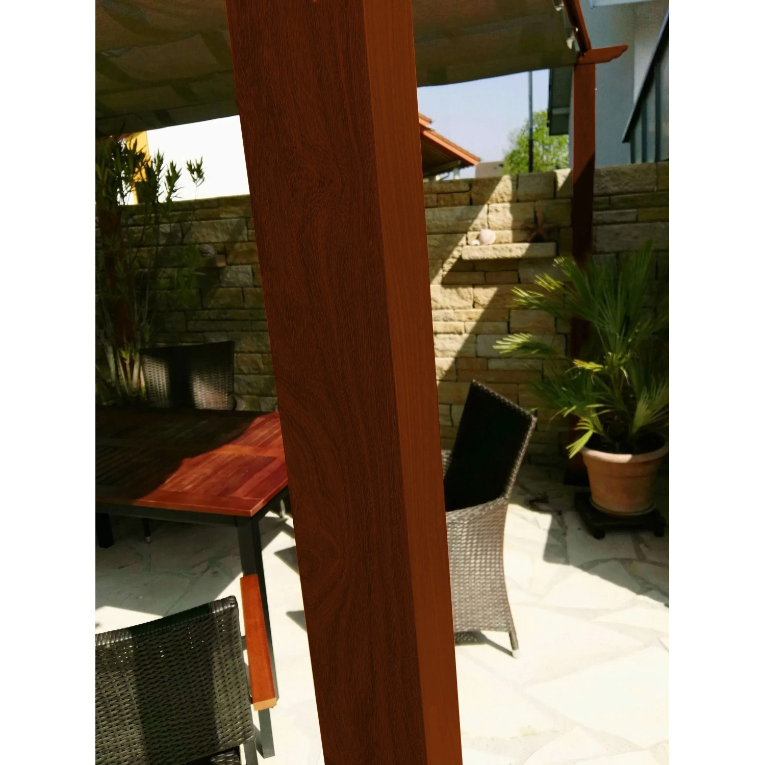 Detailaufnahme Pavillon Pergola Gazebo Florida Cocoa mit Holzoptik und Sonnensegel im Garten.