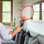 Elektrische Fliegenklatsche Akku im Einsatz gegen Insekten im Wohnraum.