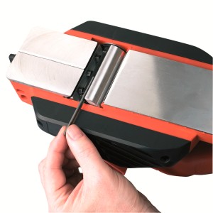 Black+Decker Elektrohobel KW712: Detailaufnahme der Messerwelle mit Werkzeug.