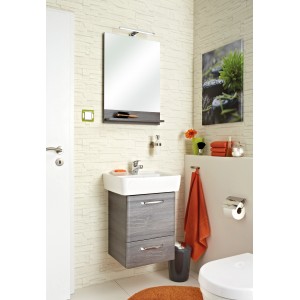 Rechteckiger Jump Spiegel, 55x70 cm, im Badezimmer mit Waschtisch und Deko.