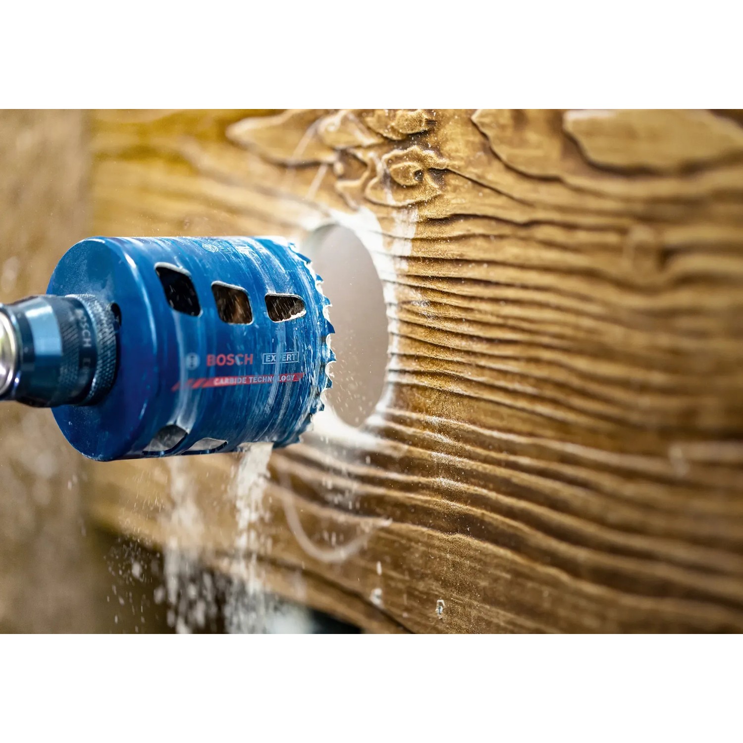Bosch Expert Lochsäge Tough Material Ø 51 mm bohrt Loch in Holz.