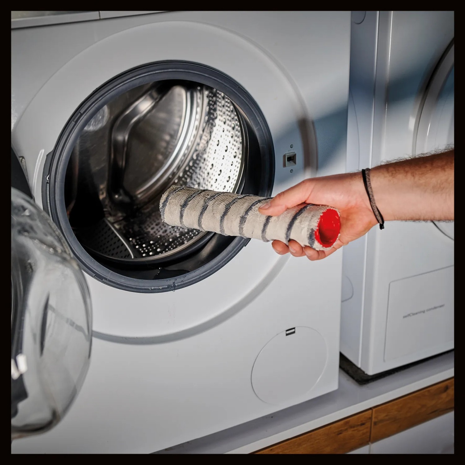 Einhell Bürstenwalze für Hartbodenreiniger wird in eine Waschmaschine gelegt.