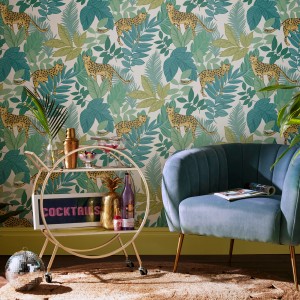 Envy Vliestapete Cheetin Day Grün mit Dschungelmotiv und Leoparden, passend zu modernem Interieur.