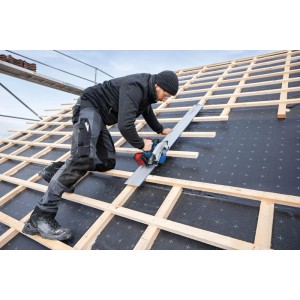 Mann sägt Holzlatte auf Dach mit Bosch Professional Akku-Kreissäge GKS 18V-57-2 GX und Führungsschiene für präzise Schnitte.