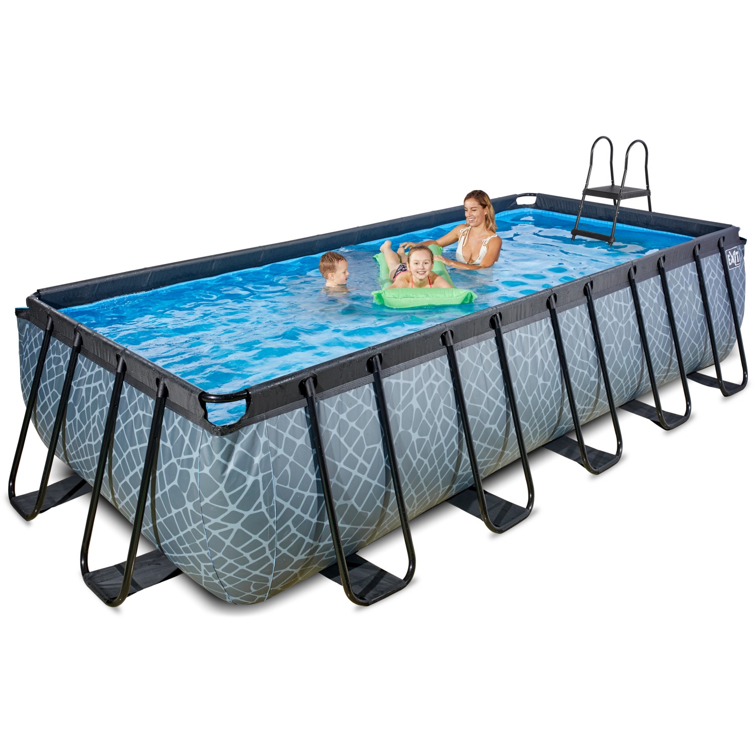 Rechteckiger, grauer EXIT Stone Pool 540x250x122cm mit Steinmuster, Leiter und Sandfilterpumpe. Personen im Pool.
