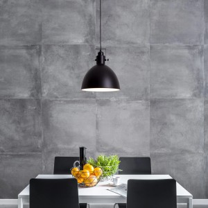 Schwarze Näve Pendelleuchte Pennala aus Metall, 30 cm Durchmesser, über Esstisch.