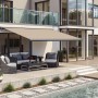 Beige-braune Wismar Kassettenmarkise S-Compact, 200x150 cm, montiert an einer Hauswand über einer Terrasse.
