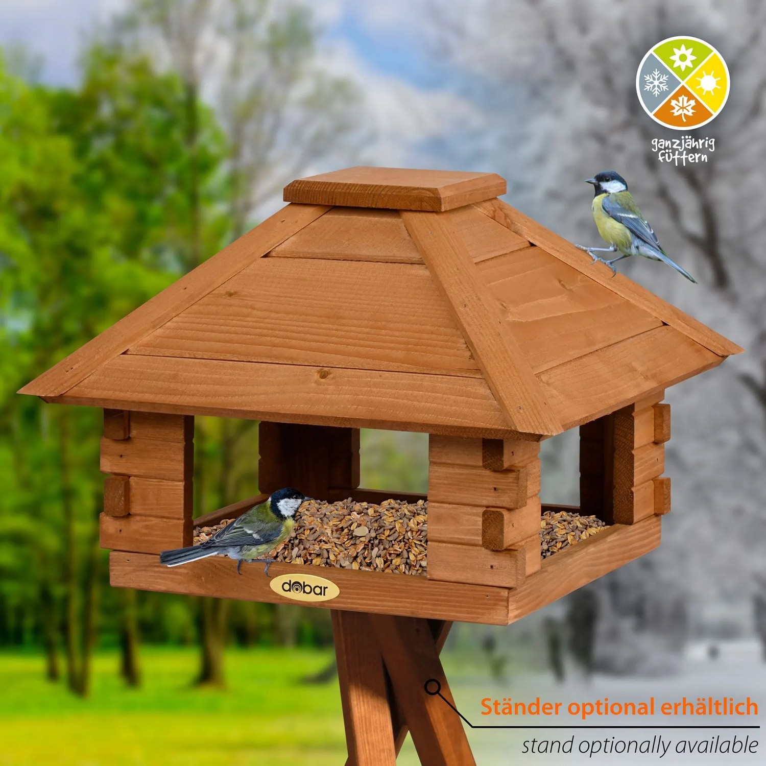 Dobar Vogelhaus Blockhaus, viereckig, aus braunem Holz mit Dach. Meisen fressen Futter. Ganzjährig im Garten.