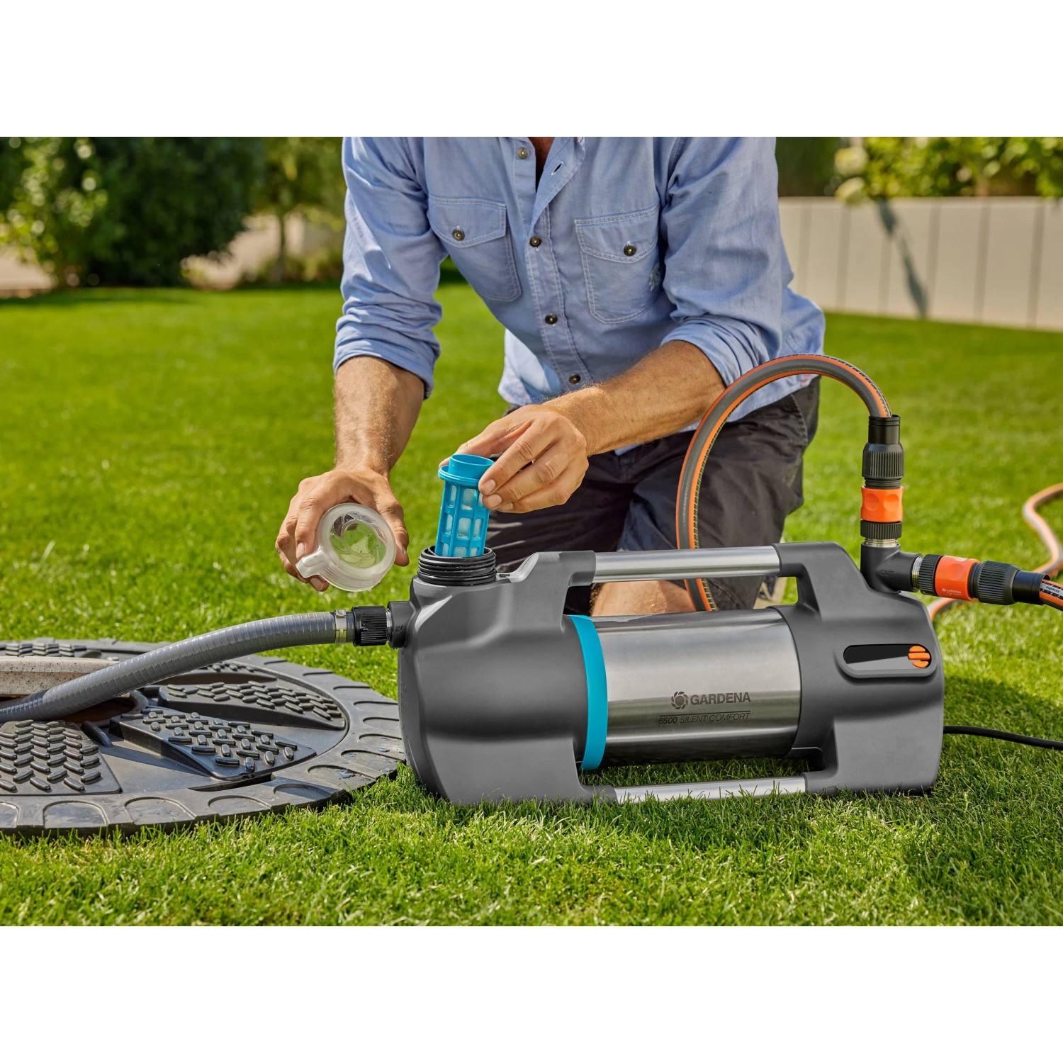 Gardena Gartenpumpe 6500 SilentComfort mit LC-Display und Bluetooth in Nutzung.