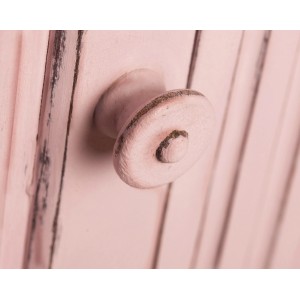 Detailaufnahme: Rosa Möbel mit Rust-Oleum Kreidefarbe und dunklem Wachs für Antik-Look.