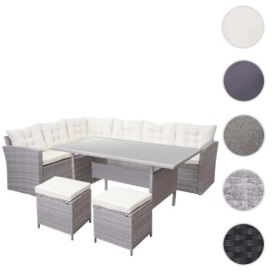 Helle Poly-Rattan-Garnitur mit Tisch, Eckbank und zwei Hockern mit creme farbigen Kissen.