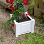 Quadratischer, weißer KHW Pflanzkasten mit roter Kletterpflanze im Garten.