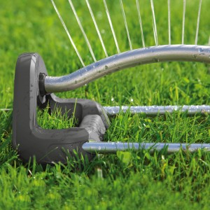 Gardena Rasensprenger Aqua S 220: Viereckregner im Einsatz auf Rasen, bewässert mit feinen Wasserstrahlen.