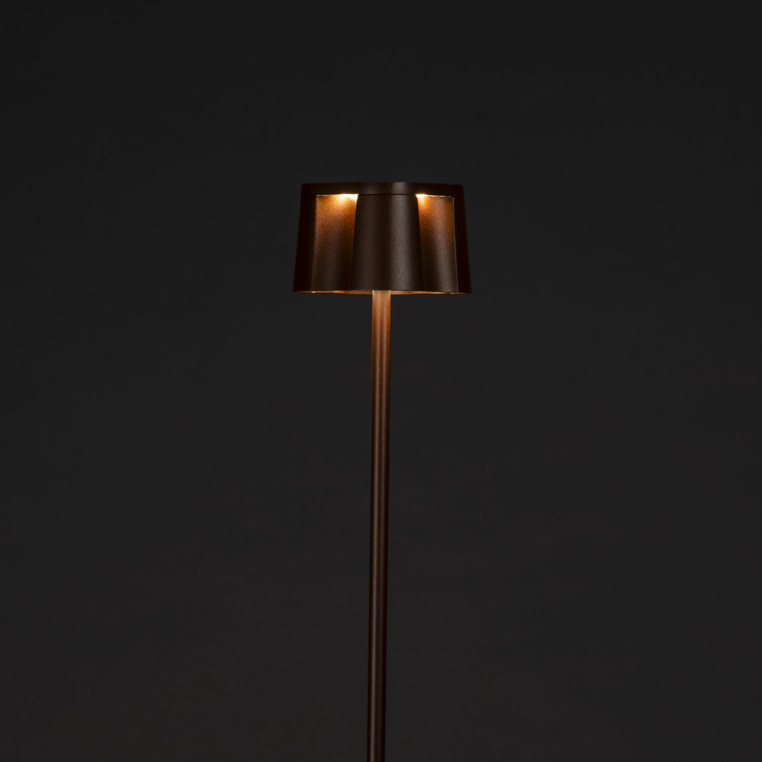 Rostfarbene Konstsmide LED-Stehleuchte Nice, 120cm, für Innen & Außen.