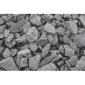Nahaufnahme von schwarzem Basaltbruch, Körnung 25-50 mm, ideal für Garten- und Landschaftsbau.