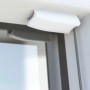Detailaufnahme: Weiße Halterung für Gardinia Plissee Concept Tageslicht am Fenster.