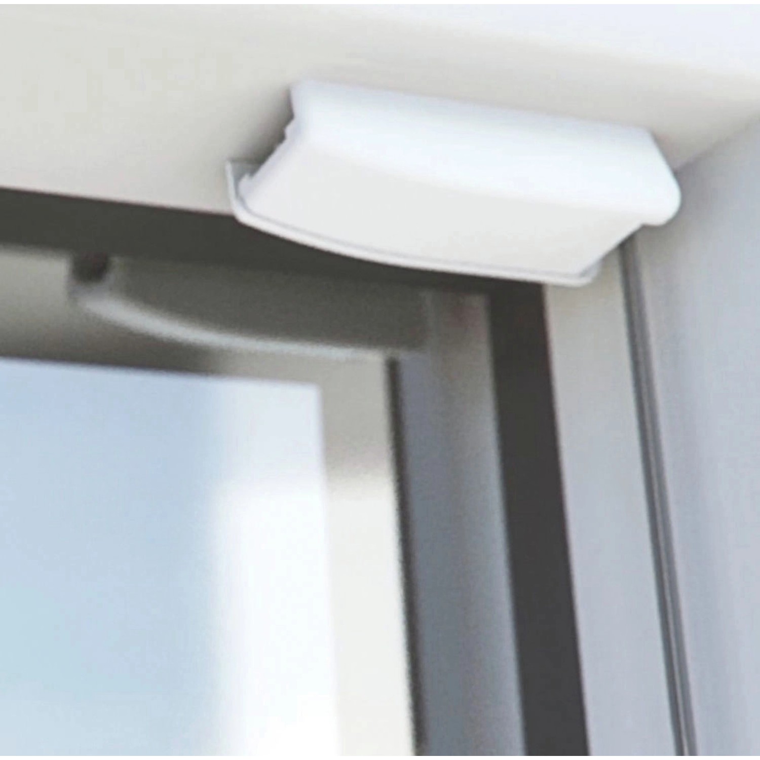 Detailaufnahme: Weiße Halterung für Gardinia Plissee Concept Tageslicht am Fenster.