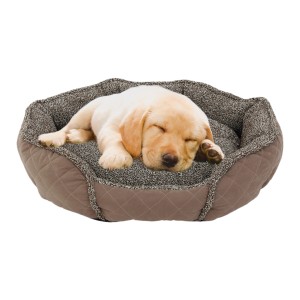 Braunes Heim Hunde- und Katzenbett Slurry (57x52x14cm) mit schlafendem Welpen.