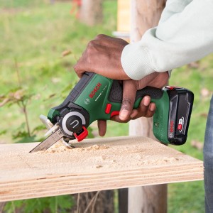 Bosch Akku-Säge UniversalCut 18V-65 beim Sägen von Holz. Kompakte Stichsäge mit NanoBlade-Technologie.