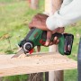 Bosch Akku-Säge UniversalCut 18V-65 beim Sägen von Holz. Kompakte Stichsäge mit NanoBlade-Technologie.