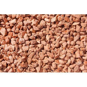 Nahaufnahme von Verona-Rotem Marmorsplitt (16-25 mm) als Zierkies für den Garten.