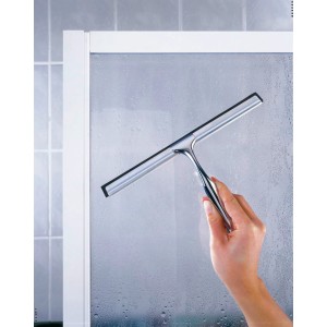 Wenko Duschabzieher Terni Chrom glänzend in Benutzung an einer Duschwand.