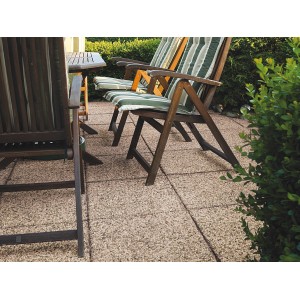 Verlegte Waschbetonplatten Feinkorn auf Terrasse mit Gartenmöbeln.