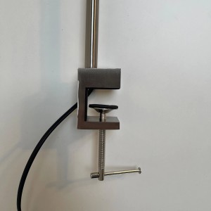 Detailaufnahme der Klemmhalterung der Fischer & Honsel Klemmleuchte Jam in Nickel/Grau.