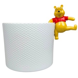 Gelber Winnie Puuh Topfanhänger (10x8x7cm) als Gartendeko für Blumentöpfe.