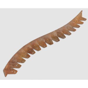 Gebogene L-Rasenkante in Rost-Braun, 121x8cm, aus Schwarzstahl. Ideal für geschwungene Gartenwege.