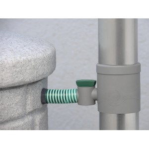 Arves Regensammler in Grau mit Absperrhahn an Regentonne und Fallrohr.