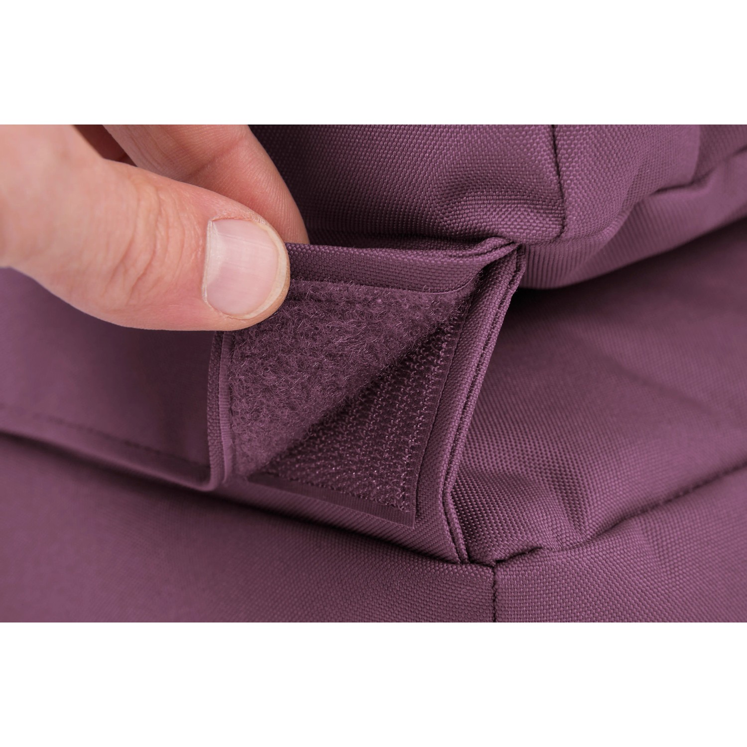 Detailaufnahme: Auberginefarbener Sitting Point Sessel Twist mit Klettverschluss.