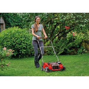 Einhell Akku-Vertikutierer GE-SC 36/35 Li-Solo im Einsatz im Garten.
