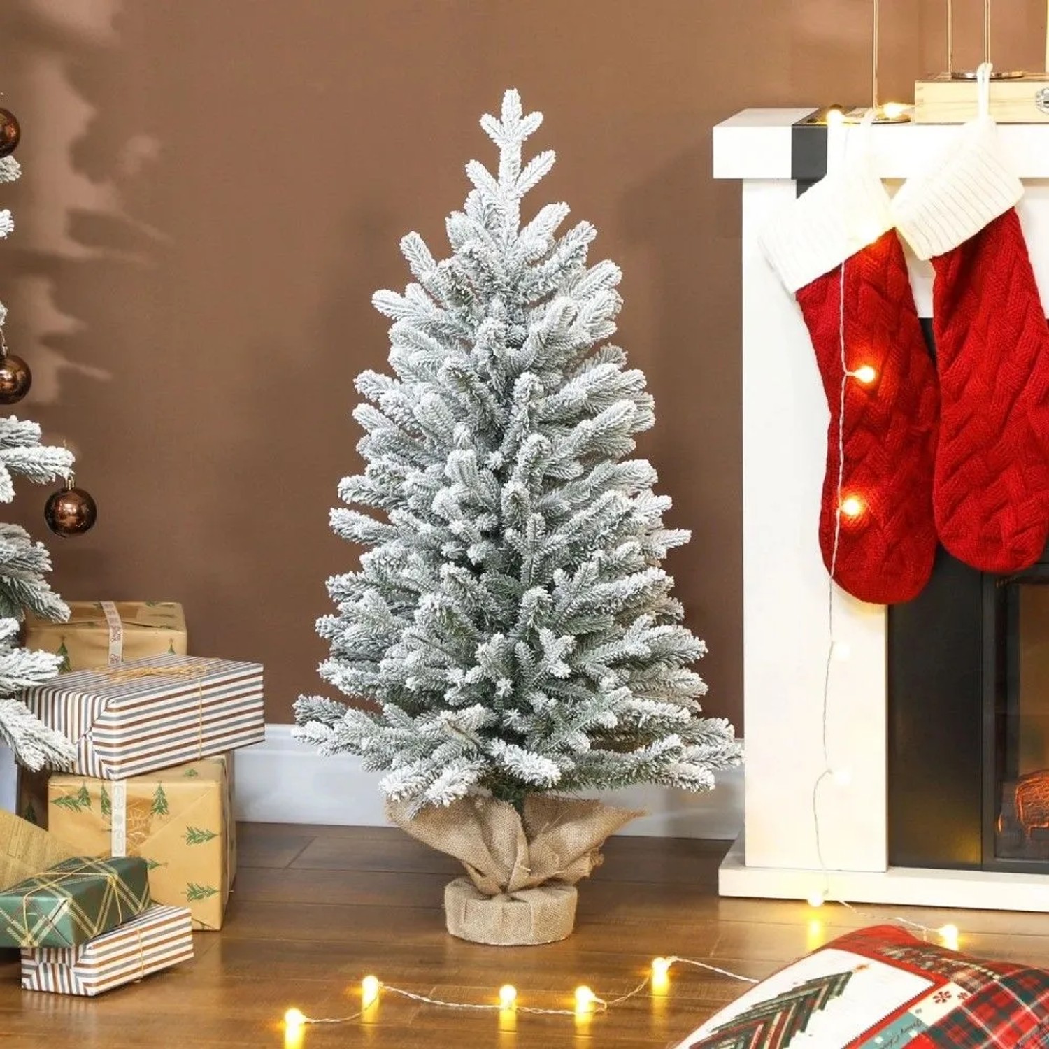 Kompakter, verschneiter Kunststoff-Weihnachtsbaum (90 cm) mit Leinenfuß als festliche Weihnachtsdekoration.