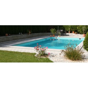 Rechteckiger Steinbach Styropor Pool im Garten mit blauer Wasseroberfläche und Randsteinen.