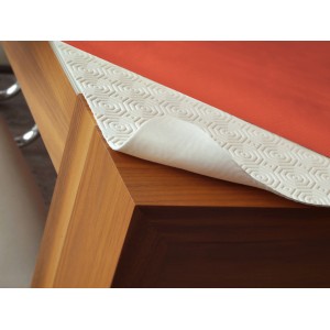 d-c-fix Tischschoner Padua Weiß, 138 cm, Meterware auf Holztisch.