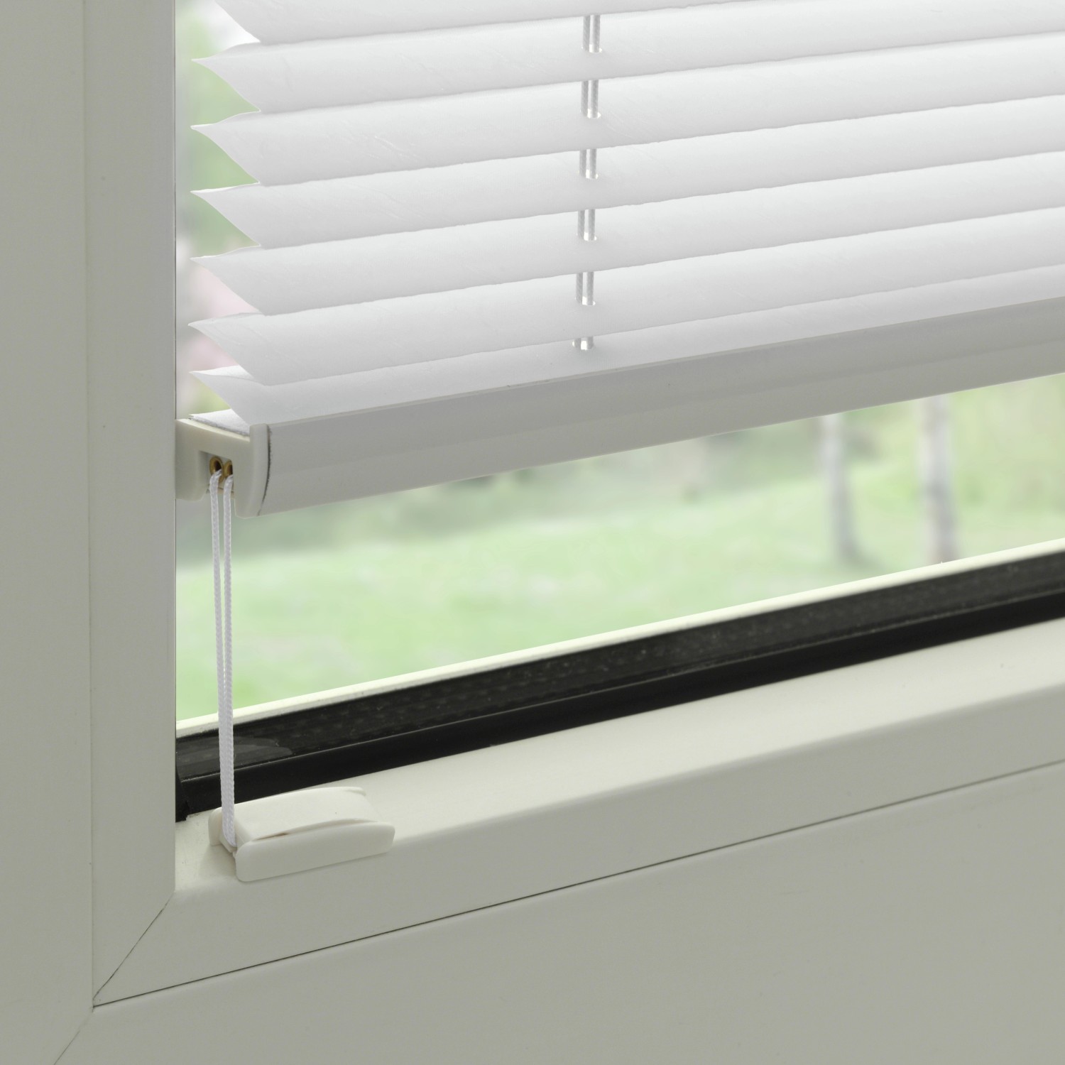 Weißes Gardinia Plissee Concept Tageslicht, 70x130 cm, am Fenster montiert.